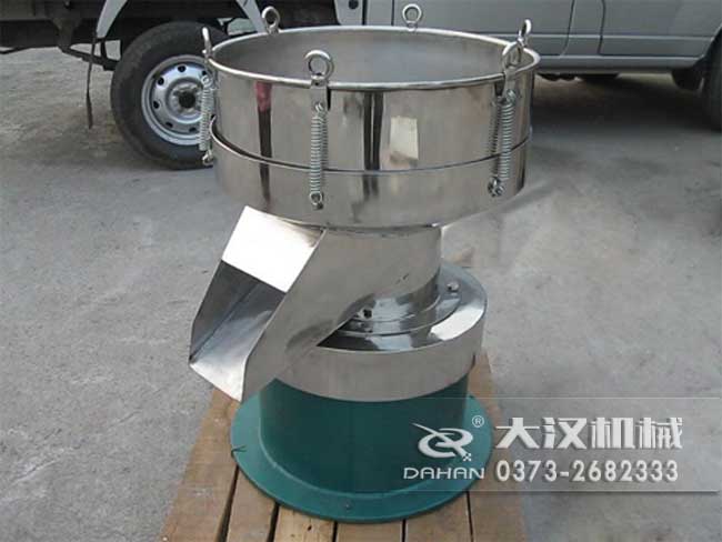 涂料振動篩由：框體，振動斗，出料口，振動電機(jī)底座等部件組成