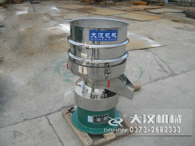 涂料過濾振動篩：利用振動電機(jī)的振動力帶動物料在篩網(wǎng)上進(jìn)行篩分，從而利用篩網(wǎng)孔徑的大小不同，完成涂料的分級，除雜等篩分目的。