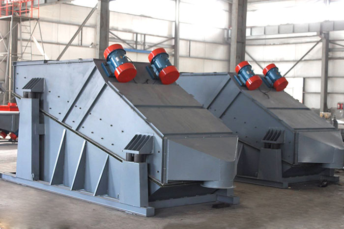 ZSG礦用振動(dòng)篩采用雙電機(jī)振動(dòng)，電機(jī)位置安裝在頂部，便于更好的傳遞振動(dòng)力。