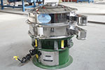 600型三次元振動篩，產量可達500kg/h。