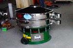 800型單層三次元振動篩，產量可達800kg/h。